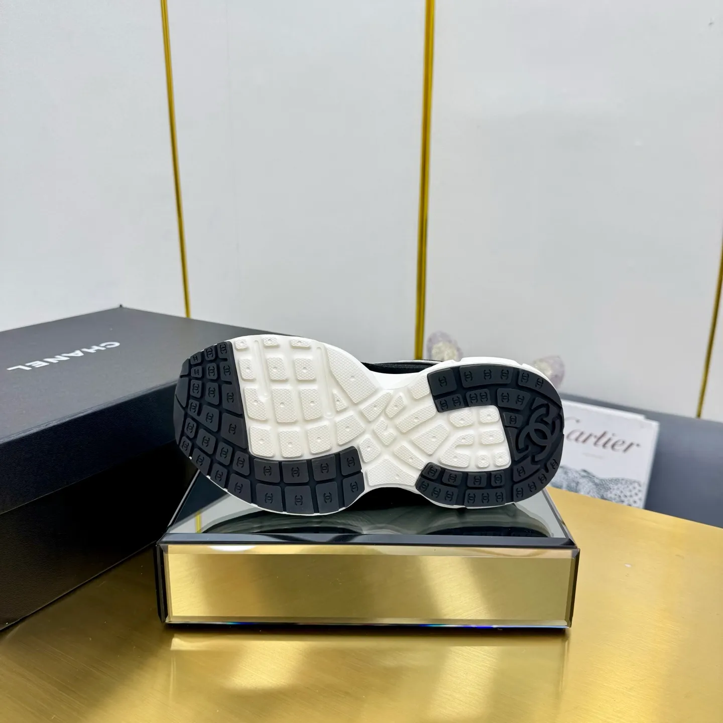 p700🐮🐮Upgraded version, upgraded version, upgraded version! No rebuttal accepted! ! ! ! Chanel Chanel dad shoes, couples' model for men and women - 2025 top casual sneakers in the counter. This classic design; the upper is electro-embroidered with various techniques; ❷The inner lining is made of: original Yangli + net ❸The outsole is based on: the original TPU combination outsole. The full set of boutique packaging for women 35–41